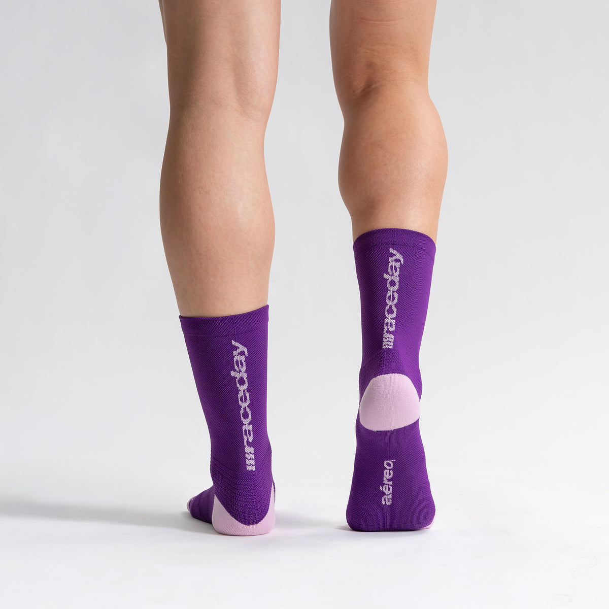 Calcetas Raceday Pro Performance para running, maratón y ciclismo. Con diseño técnico transpirable, compresión media y soporte en arco plantar, costura antiampollas.