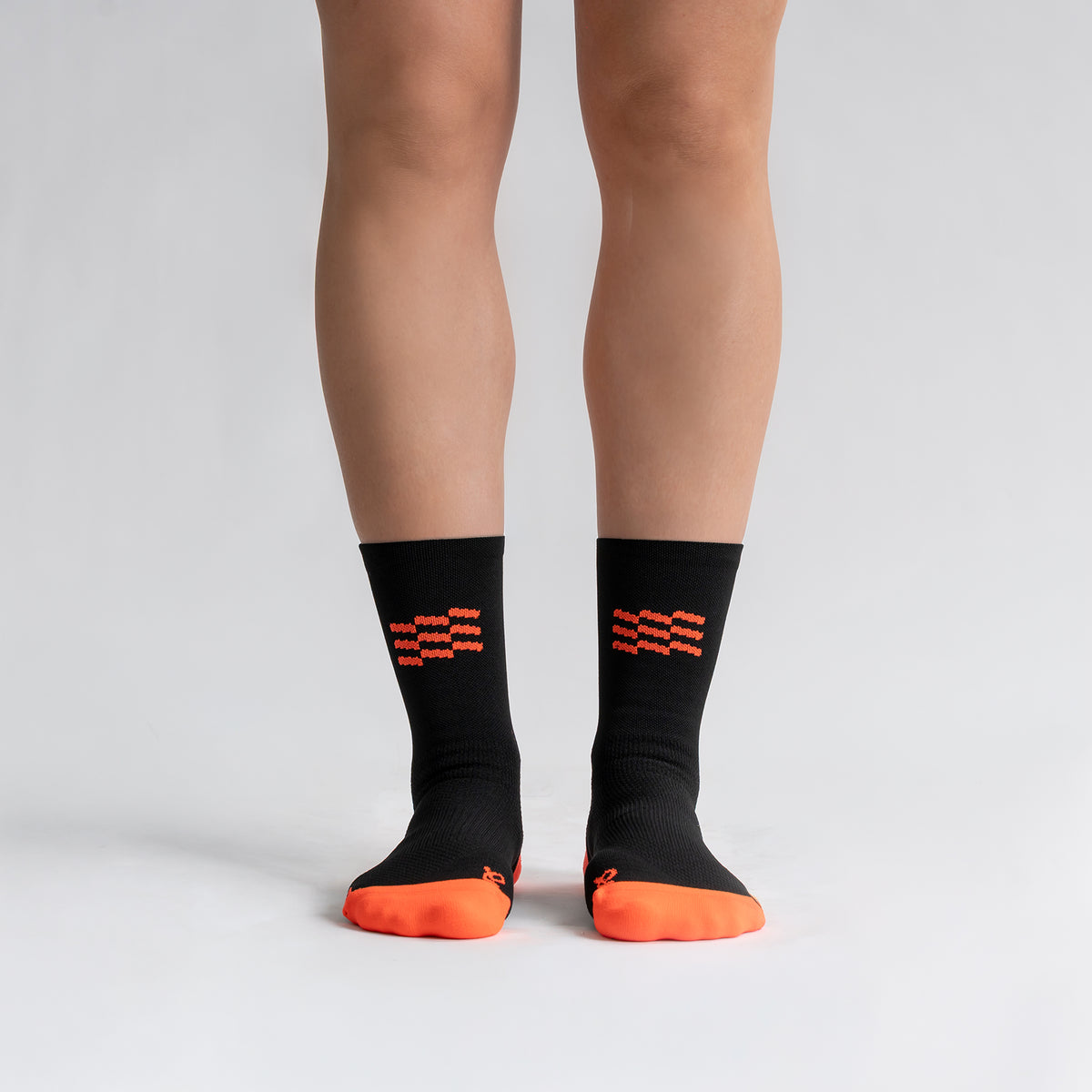 Calcetas Raceday Pro Performance para running, maratón y ciclismo. Con diseño técnico transpirable, compresión media y soporte en arco plantar, costura antiampollas.