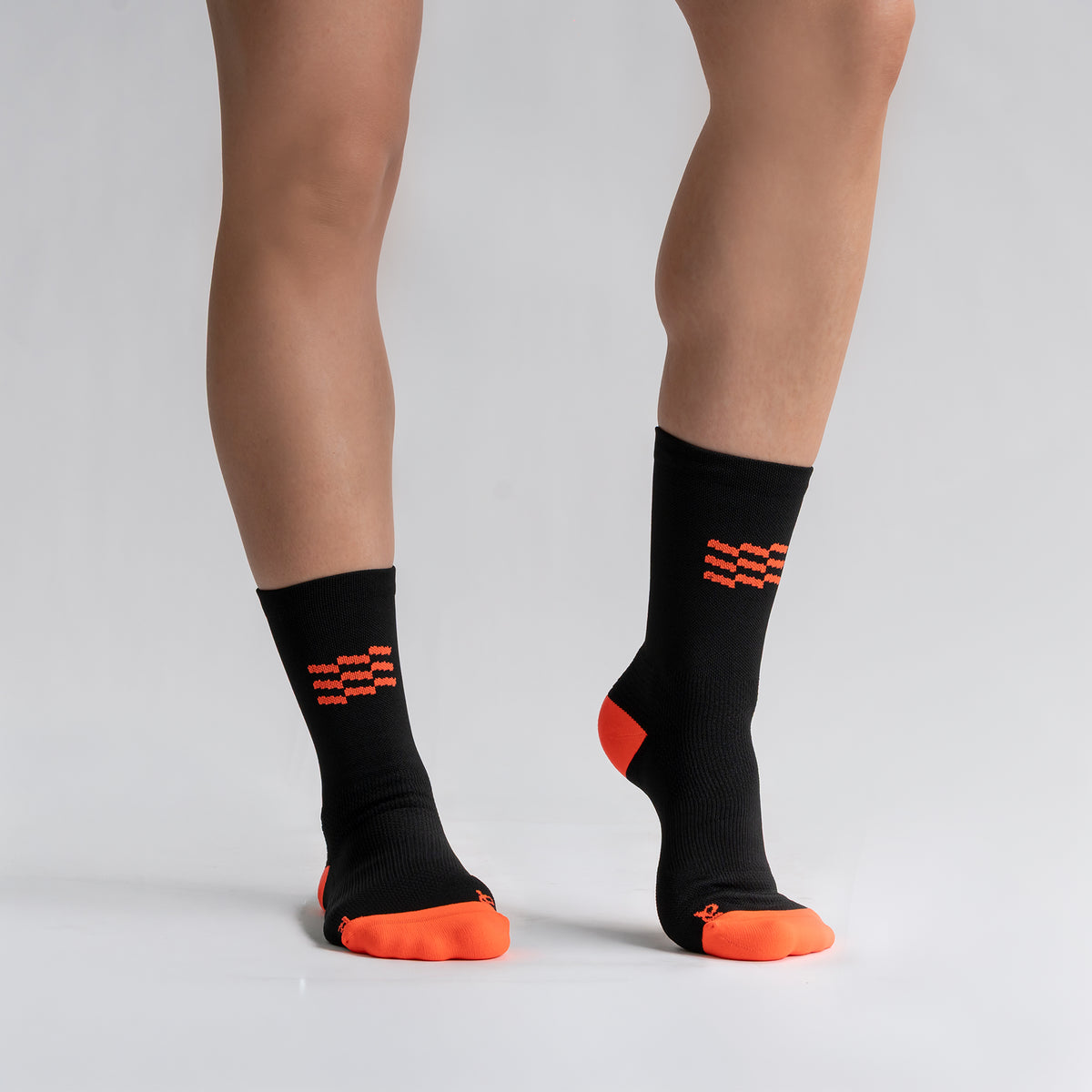 Calcetas Raceday Pro Performance para running, maratón y ciclismo. Con diseño técnico transpirable, compresión media y soporte en arco plantar, costura antiampollas.