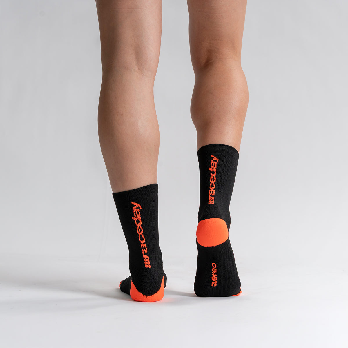Calcetas Raceday Pro Performance para running, maratón y ciclismo. Con diseño técnico transpirable, compresión media y soporte en arco plantar, costura antiampollas.