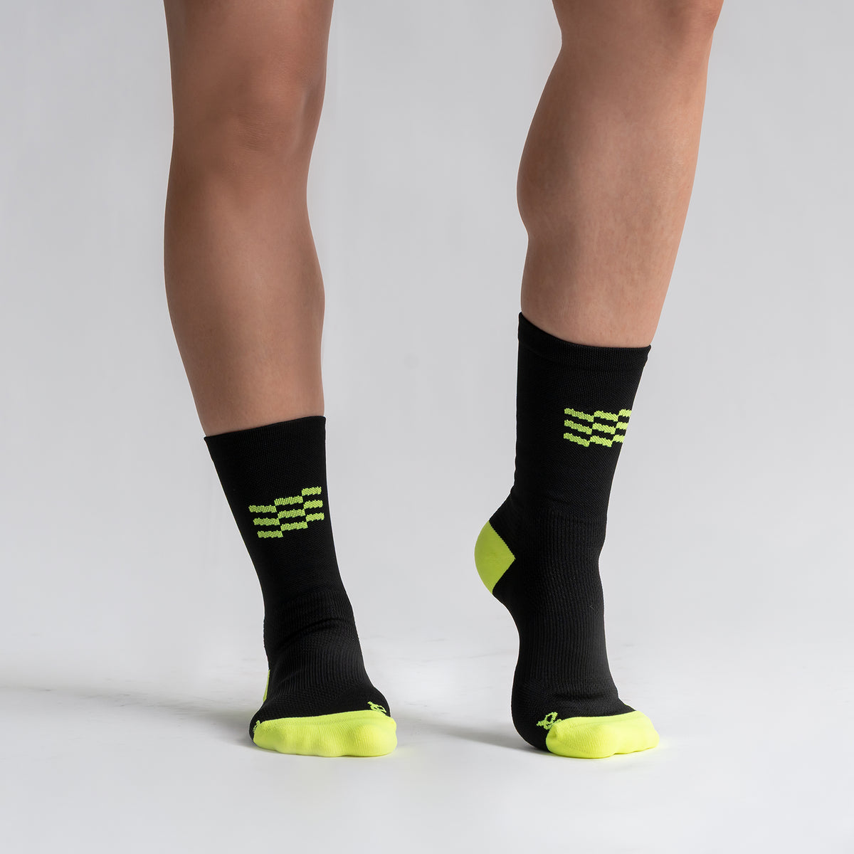 Calcetas Raceday Pro Performance para running, maratón y ciclismo. Con diseño técnico transpirable, compresión media y soporte en arco plantar, costura antiampollas.