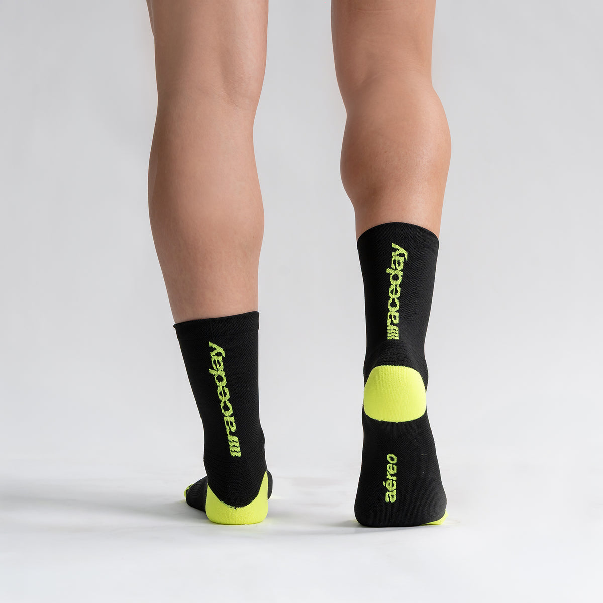 Calcetas Raceday Pro Performance para running, maratón y ciclismo. Con diseño técnico transpirable, compresión media y soporte en arco plantar, costura antiampollas.
