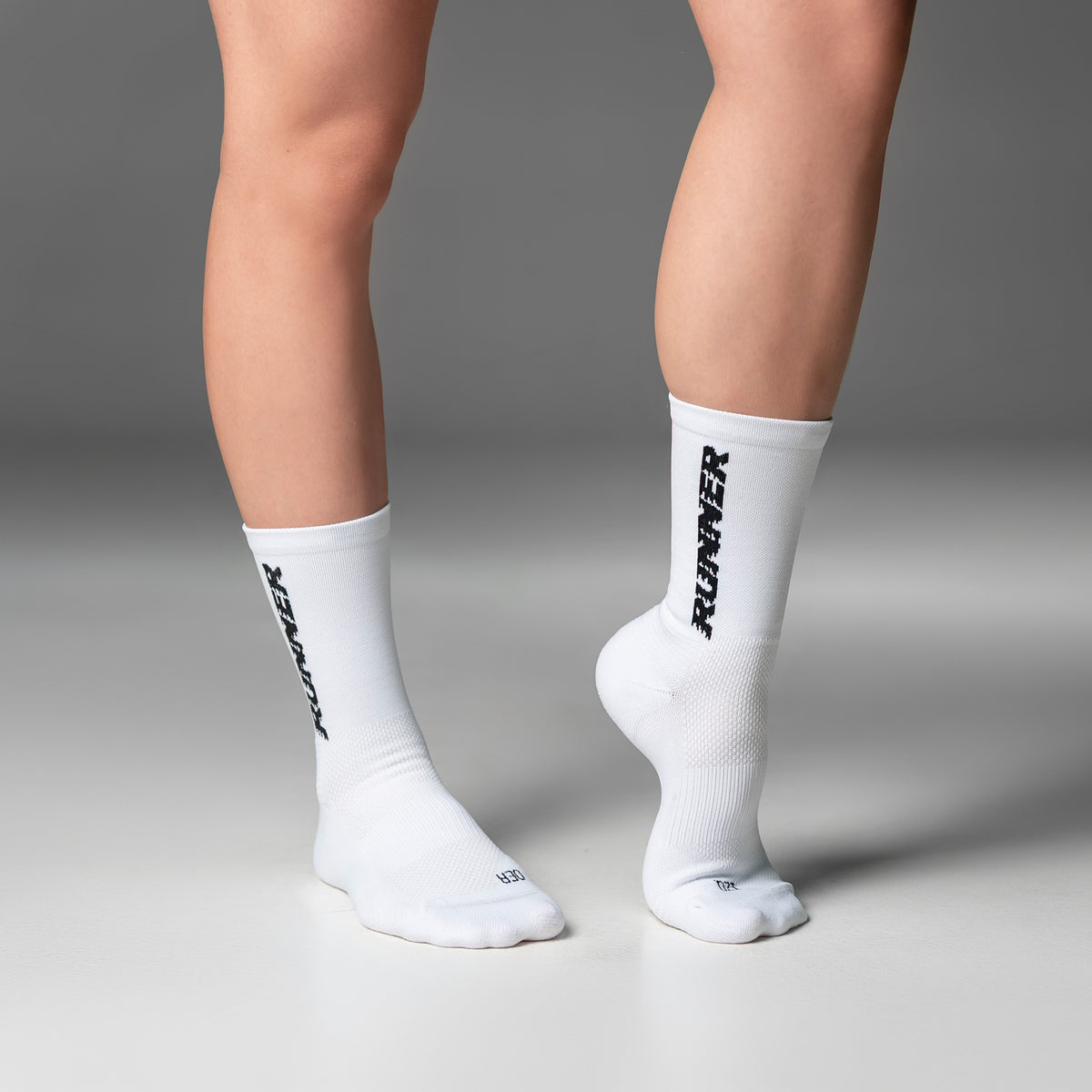 Calcetas Runner Pro Performance para running, maratón y ciclismo. Con diseño técnico transpirable, compresión media y soporte en arco plantar, costura antiampollas.
