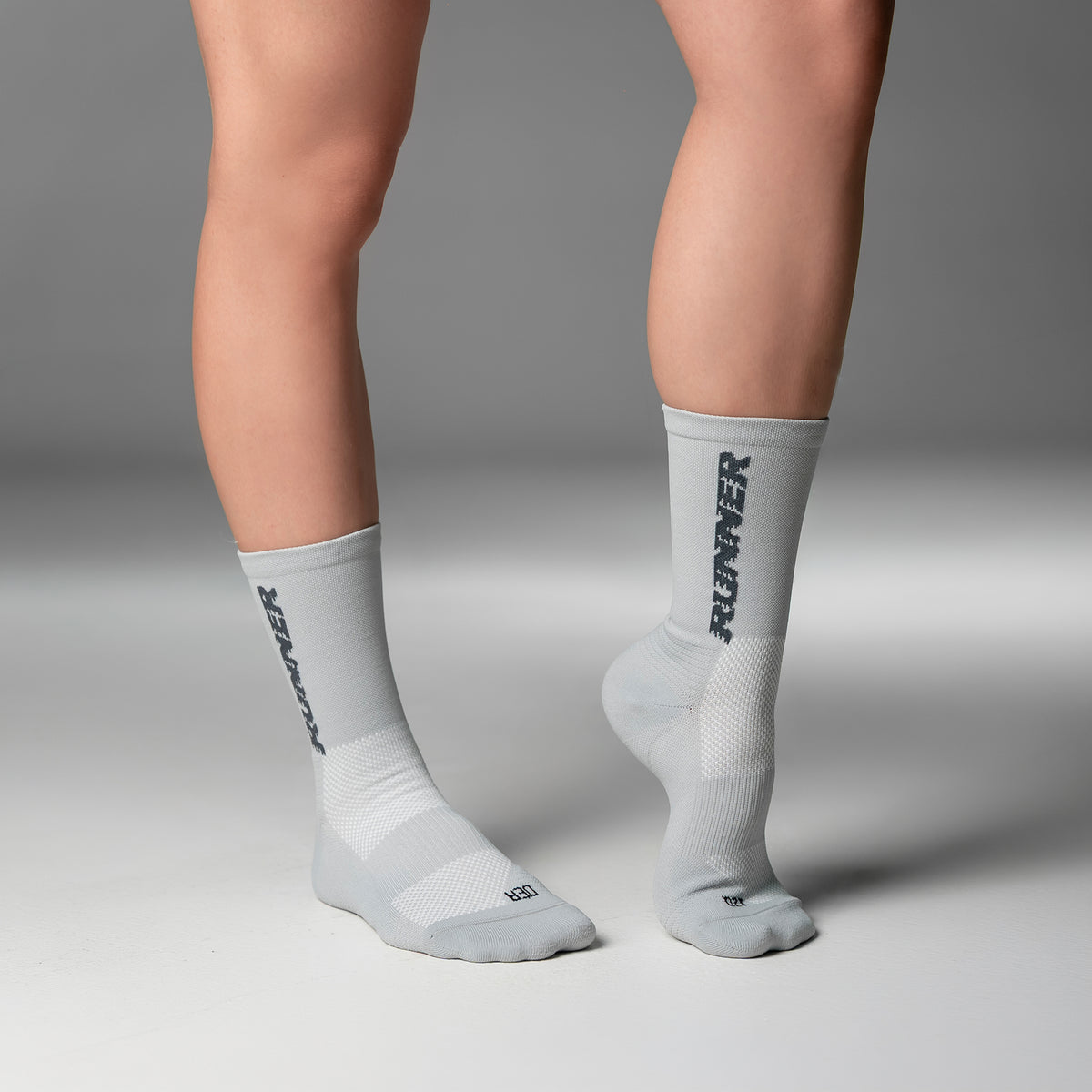 Calcetas Runner Pro Performance para running, maratón y ciclismo. Con diseño técnico transpirable, compresión media y soporte en arco plantar, costura antiampollas.