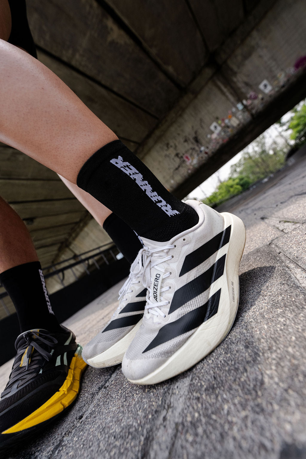 Calcetas Runner Pro Performance para running, maratón y ciclismo. Con diseño técnico transpirable, compresión media y soporte en arco plantar, costura antiampollas.