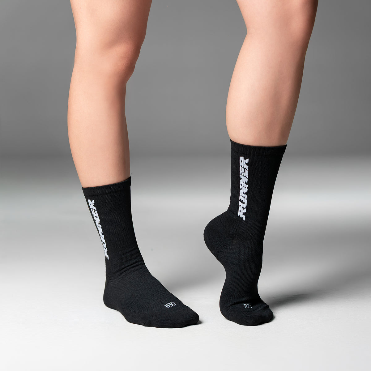 Calcetas Runner Pro Performance para running, maratón y ciclismo. Con diseño técnico transpirable, compresión media y soporte en arco plantar, costura antiampollas.