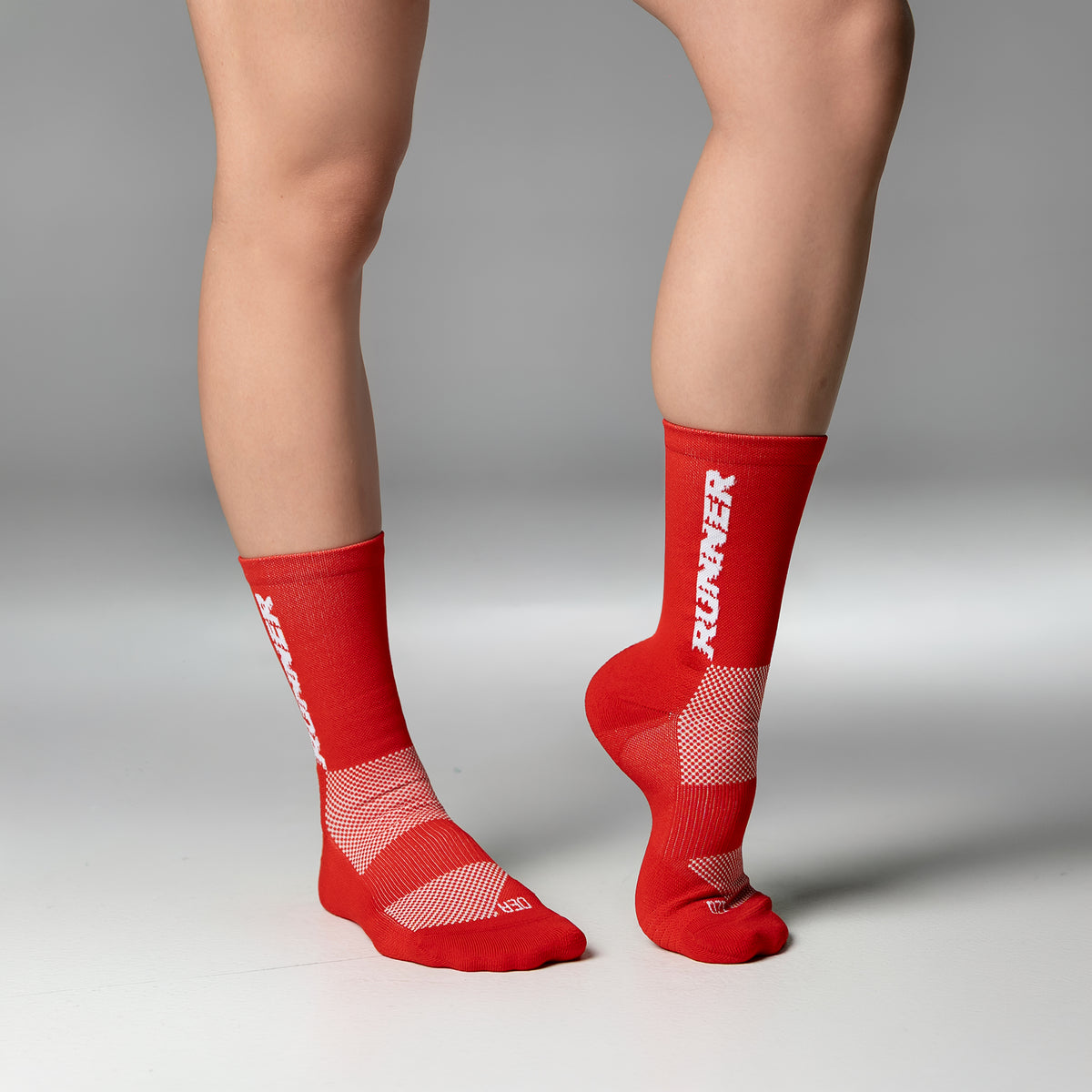 Calcetas Runner Pro Performance para running, maratón y ciclismo. Con diseño técnico transpirable, compresión media y soporte en arco plantar, costura antiampollas.