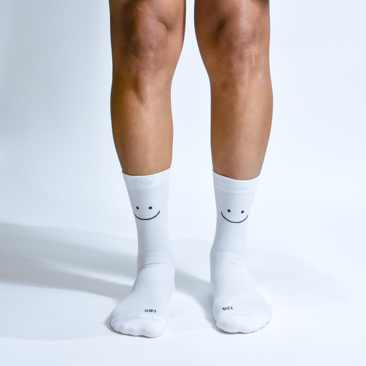 Calcetas Smile Pro Performance para running, maratón y ciclismo. Con diseño técnico transpirable, compresión media y soporte en arco plantar, costura antiampollas.