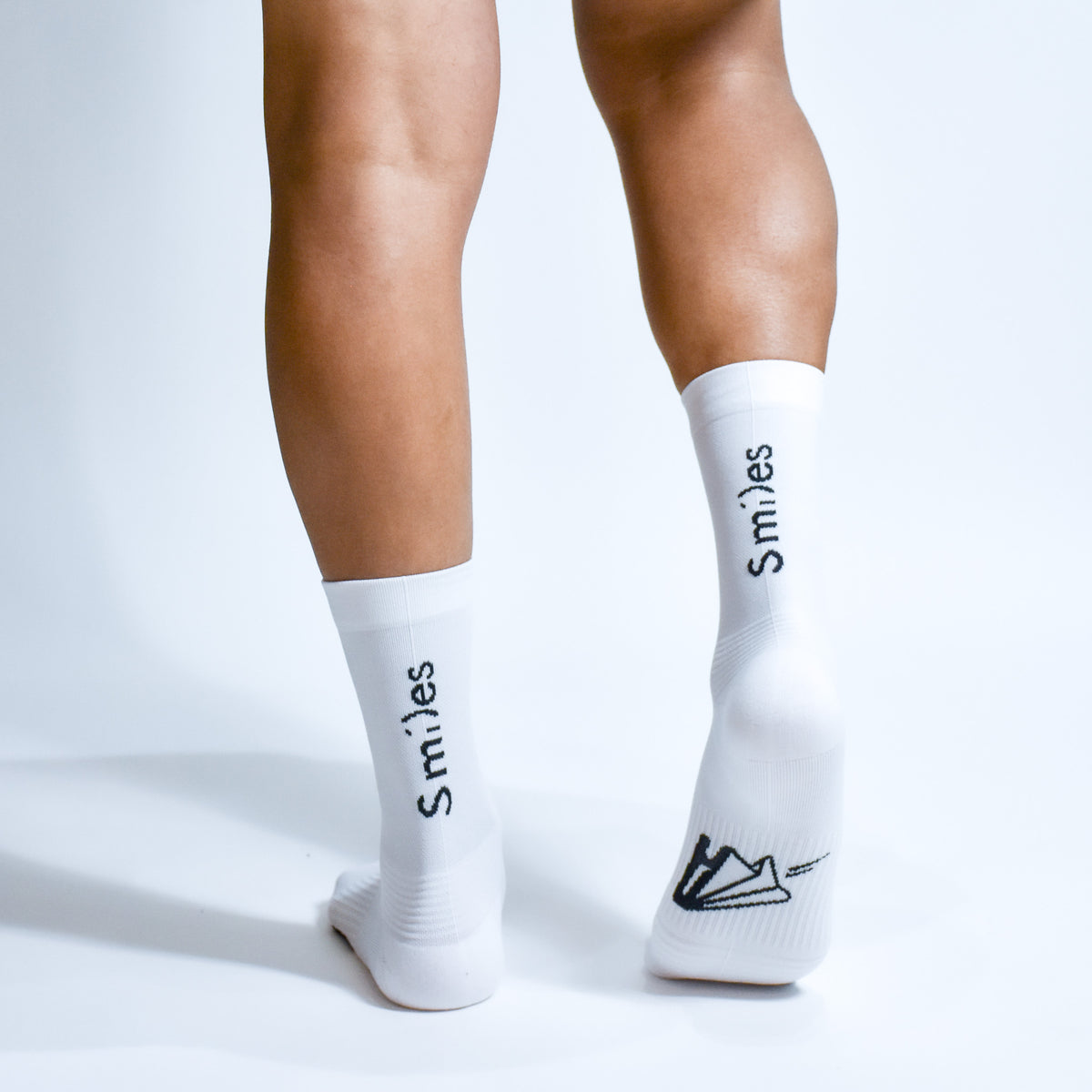 Calcetas Smile Pro Performance para running, maratón y ciclismo. Con diseño técnico transpirable, compresión media y soporte en arco plantar, costura antiampollas.