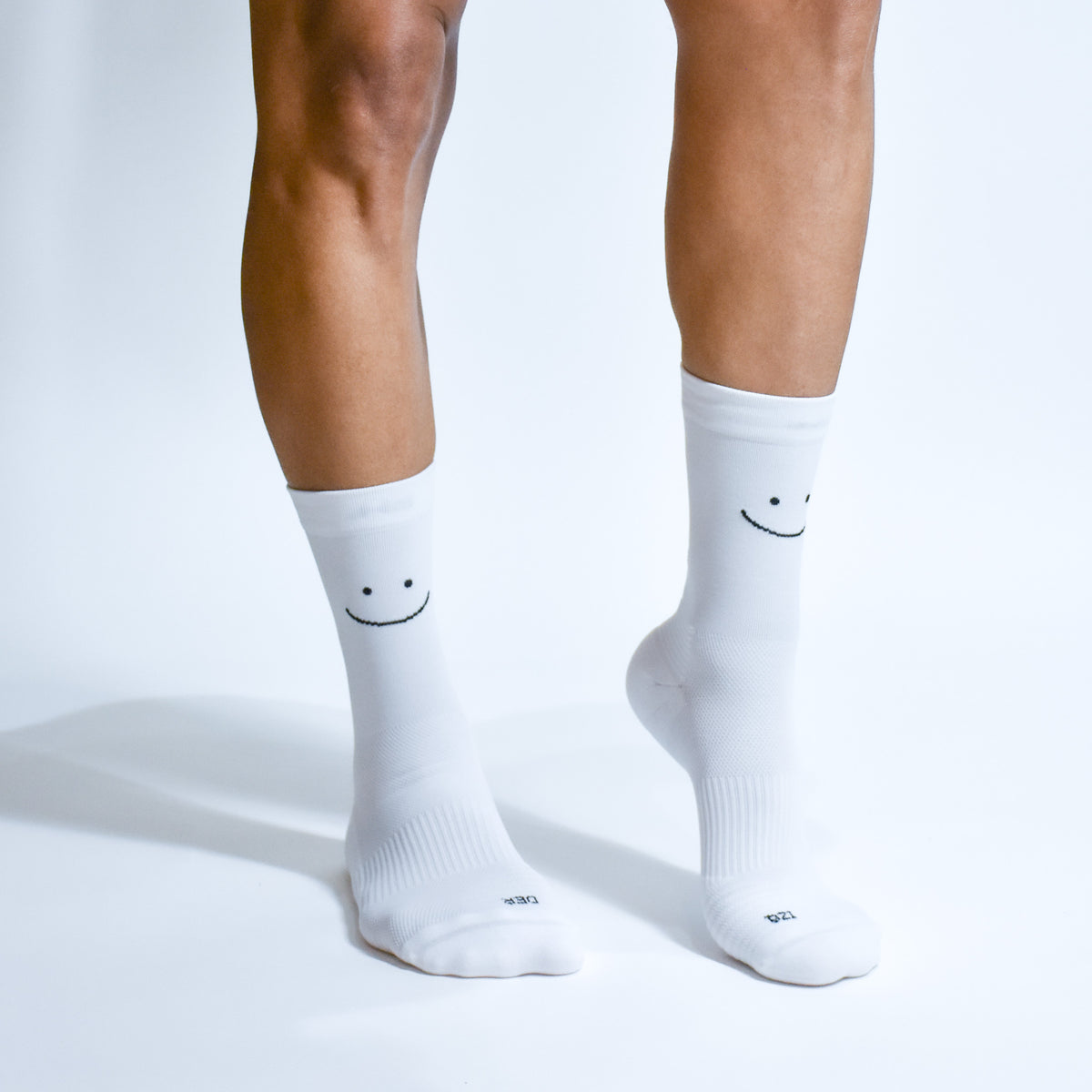Calcetas Smile Pro Performance para running, maratón y ciclismo. Con diseño técnico transpirable, compresión media y soporte en arco plantar, costura antiampollas.