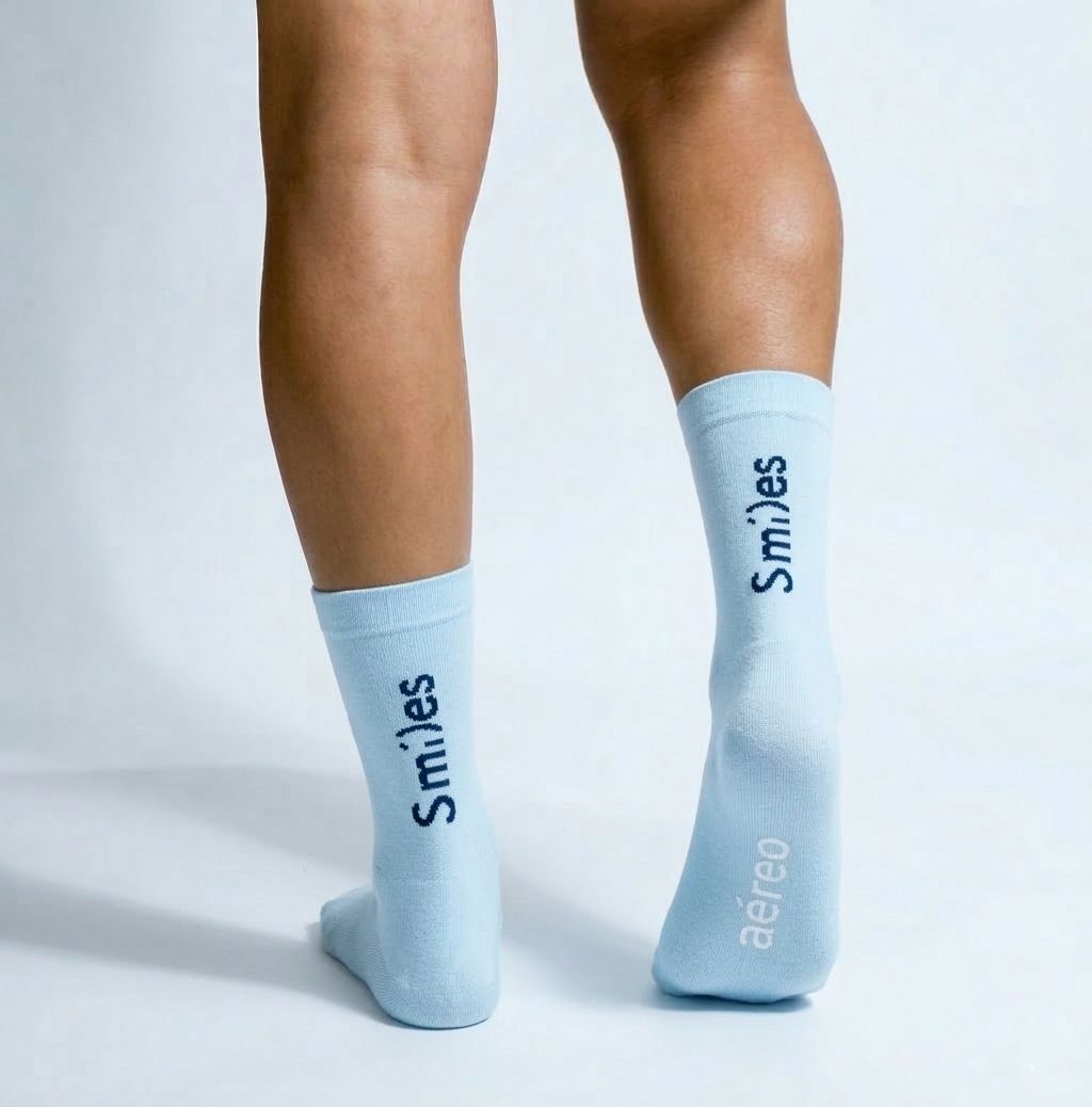 Calcetas Smile Pro Performance para running, maratón y ciclismo. Con diseño técnico transpirable, compresión media y soporte en arco plantar, costura antiampollas.