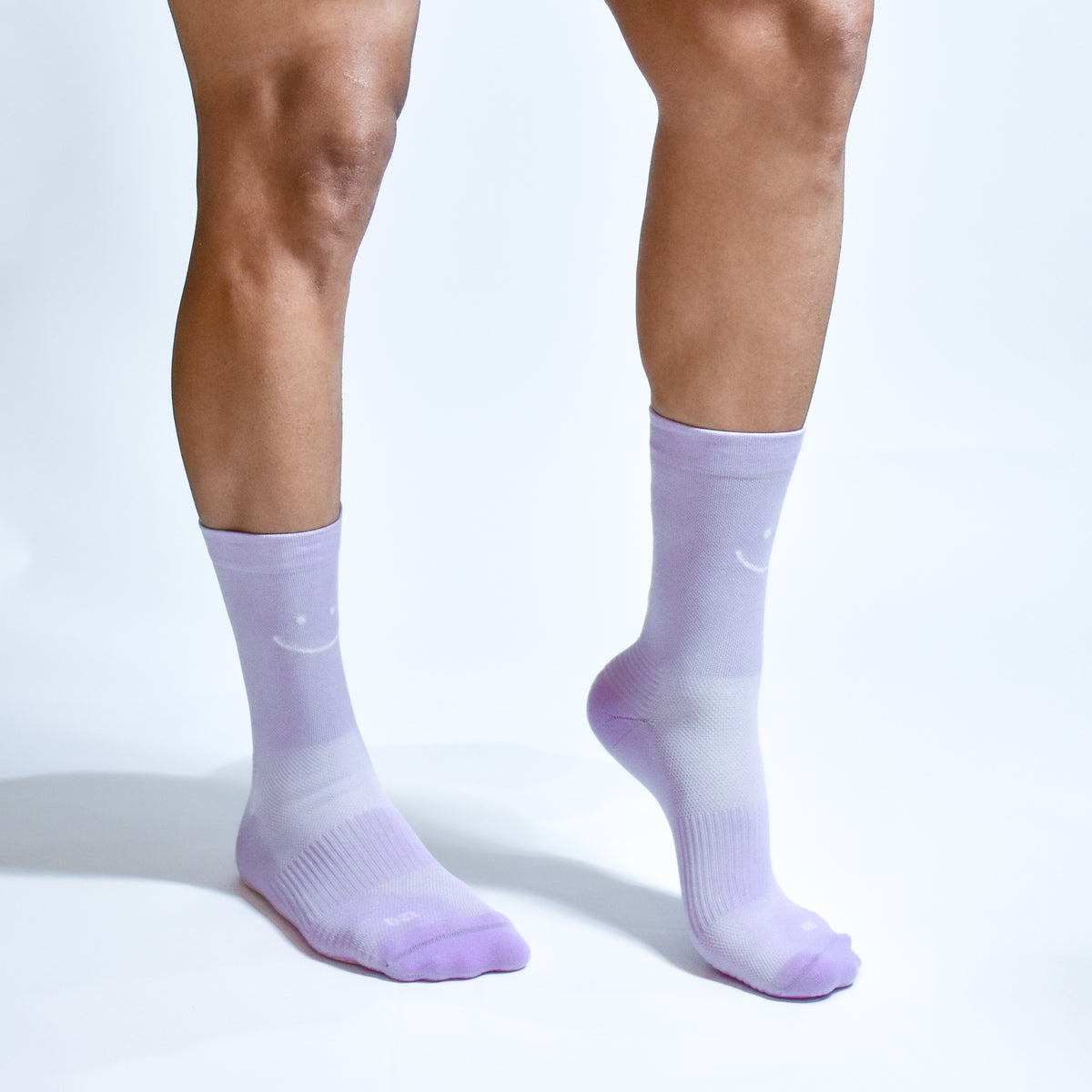 Calcetas Smile Pro Performance para running, maratón y ciclismo. Con diseño técnico transpirable, compresión media y soporte en arco plantar, costura antiampollas.