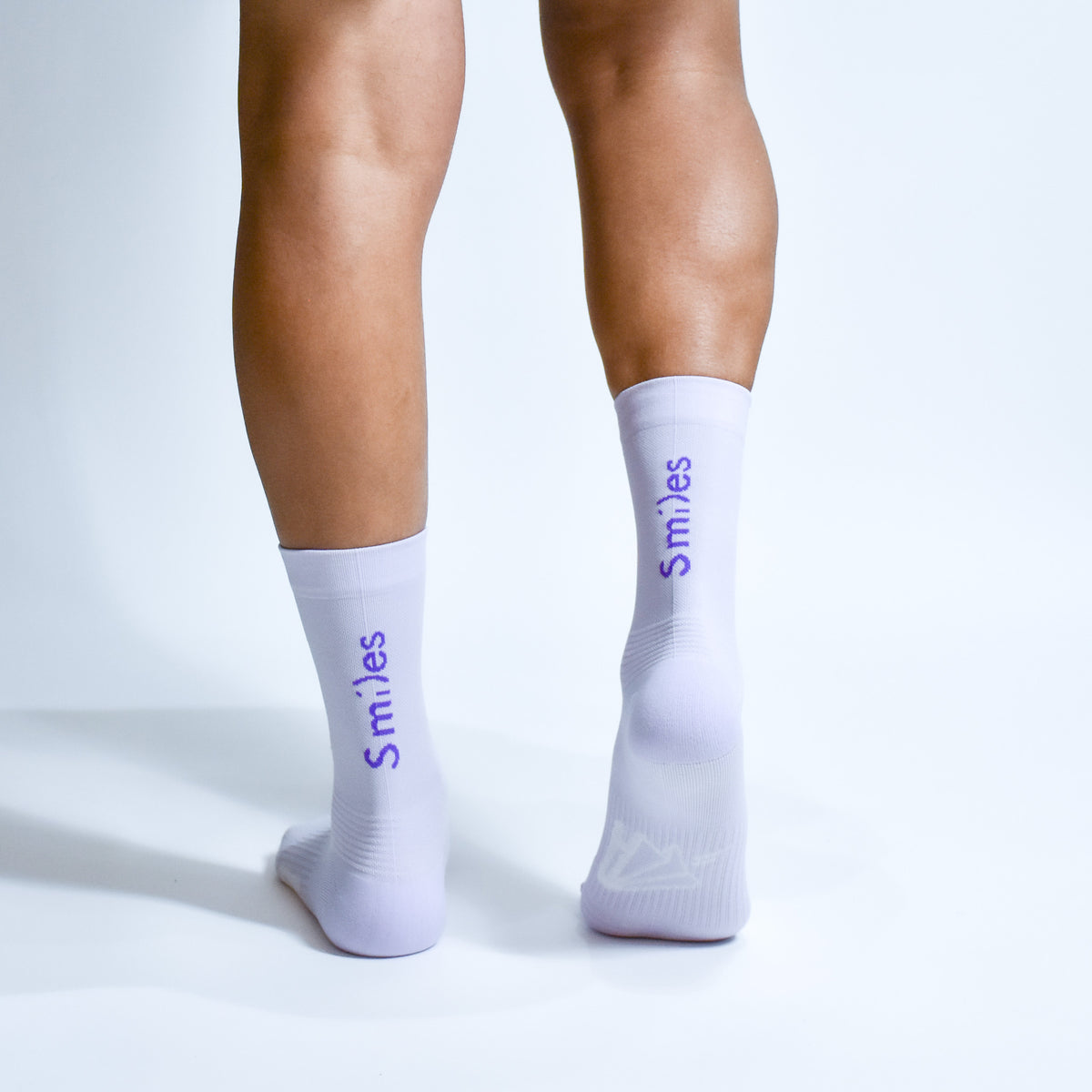 Calcetas Smile Pro Performance para running, maratón y ciclismo. Con diseño técnico transpirable, compresión media y soporte en arco plantar, costura antiampollas.