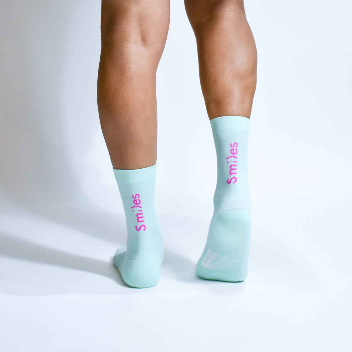 Calcetas Smile Pro Performance para running, maratón y ciclismo. Con diseño técnico transpirable, compresión media y soporte en arco plantar, costura antiampollas.