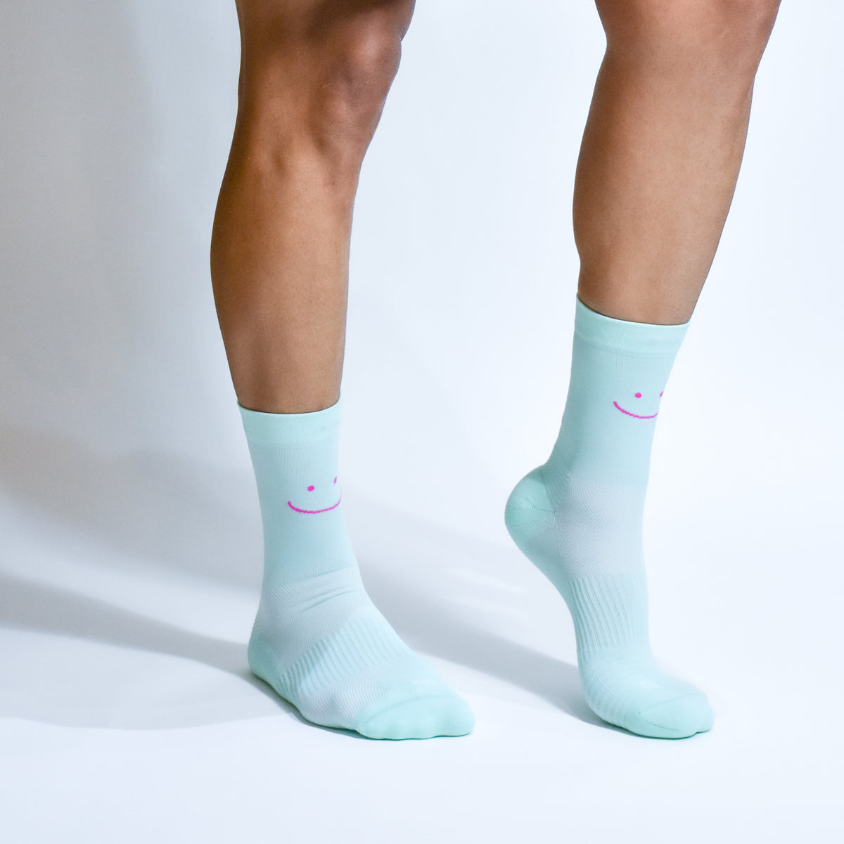 Calcetas Smile Pro Performance para running, maratón y ciclismo. Con diseño técnico transpirable, compresión media y soporte en arco plantar, costura antiampollas.