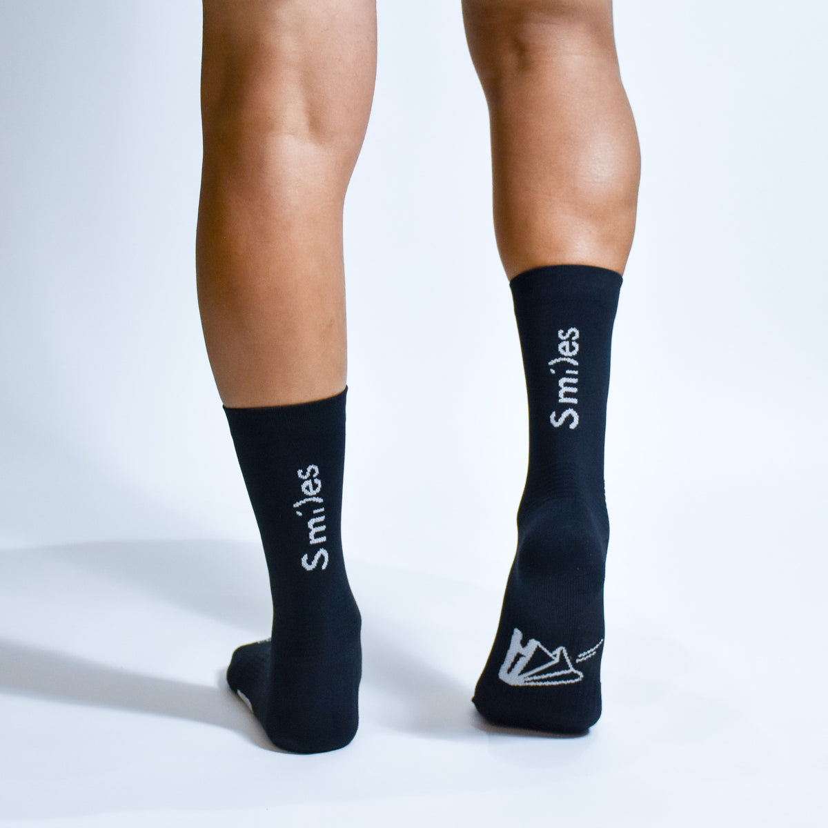 Calcetas Smile Pro Performance para running, maratón y ciclismo. Con diseño técnico transpirable, compresión media y soporte en arco plantar, costura antiampollas.