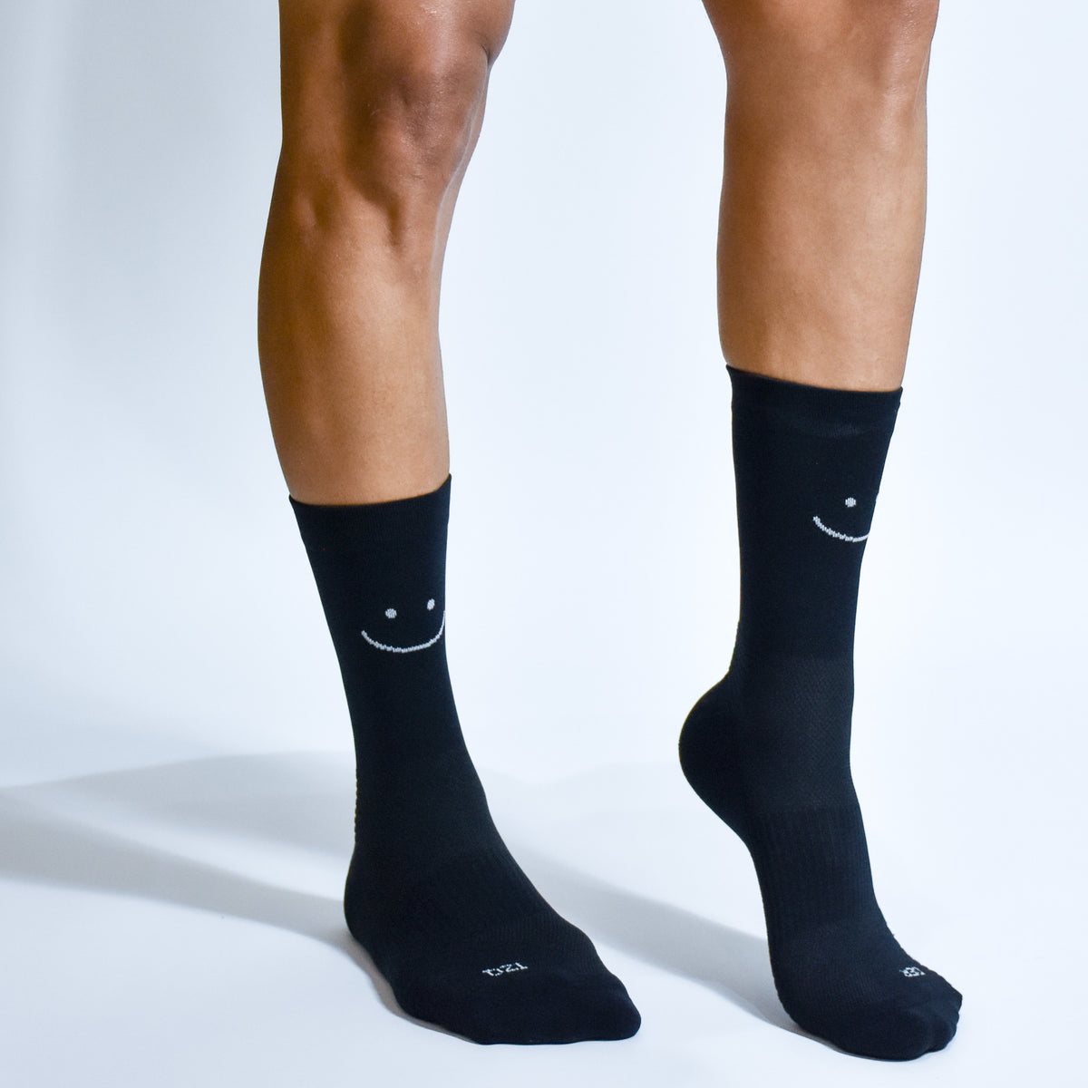 Calcetas Smile Pro Performance para running, maratón y ciclismo. Con diseño técnico transpirable, compresión media y soporte en arco plantar, costura antiampollas.