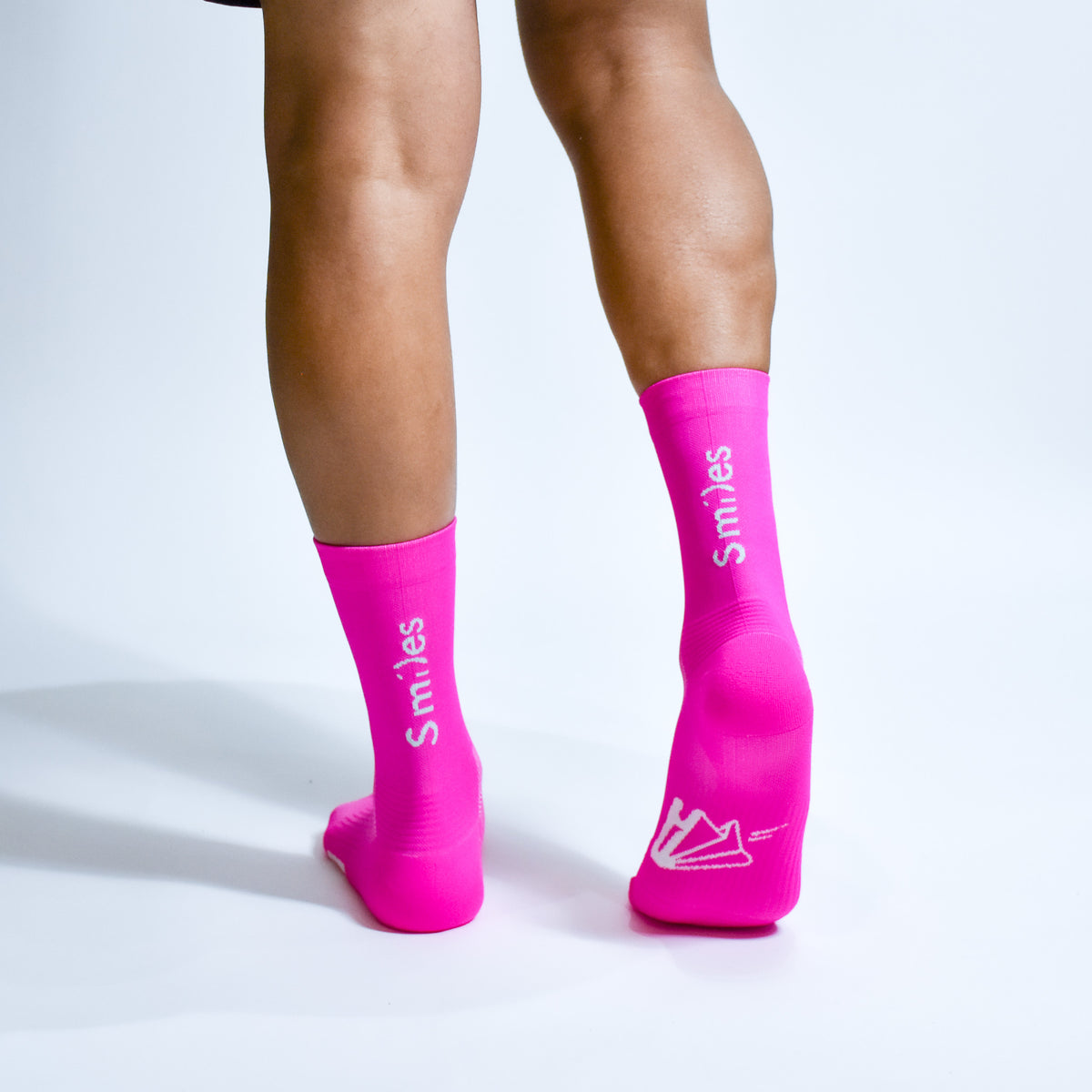Calcetas Smile Pro Performance para running, maratón y ciclismo. Con diseño técnico transpirable, compresión media y soporte en arco plantar, costura antiampollas.
