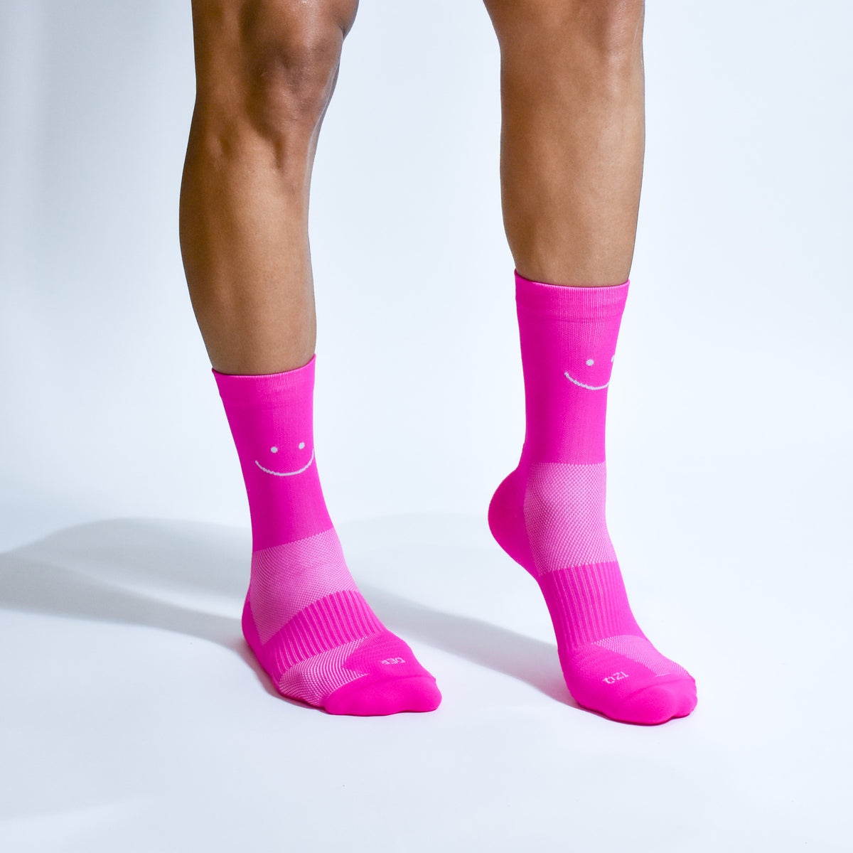 Calcetas Smile Pro Performance para running, maratón y ciclismo. Con diseño técnico transpirable, compresión media y soporte en arco plantar, costura antiampollas.