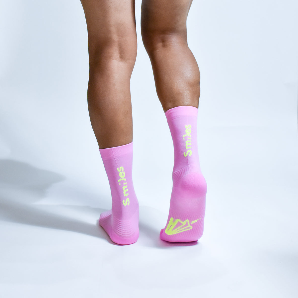 Calcetas Smile Pro Performance para running, maratón y ciclismo. Con diseño técnico transpirable, compresión media y soporte en arco plantar, costura antiampollas.