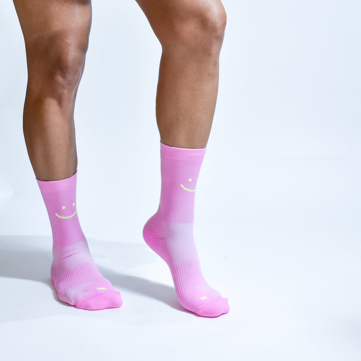 Calcetas Smile Pro Performance para running, maratón y ciclismo. Con diseño técnico transpirable, compresión media y soporte en arco plantar, costura antiampollas.