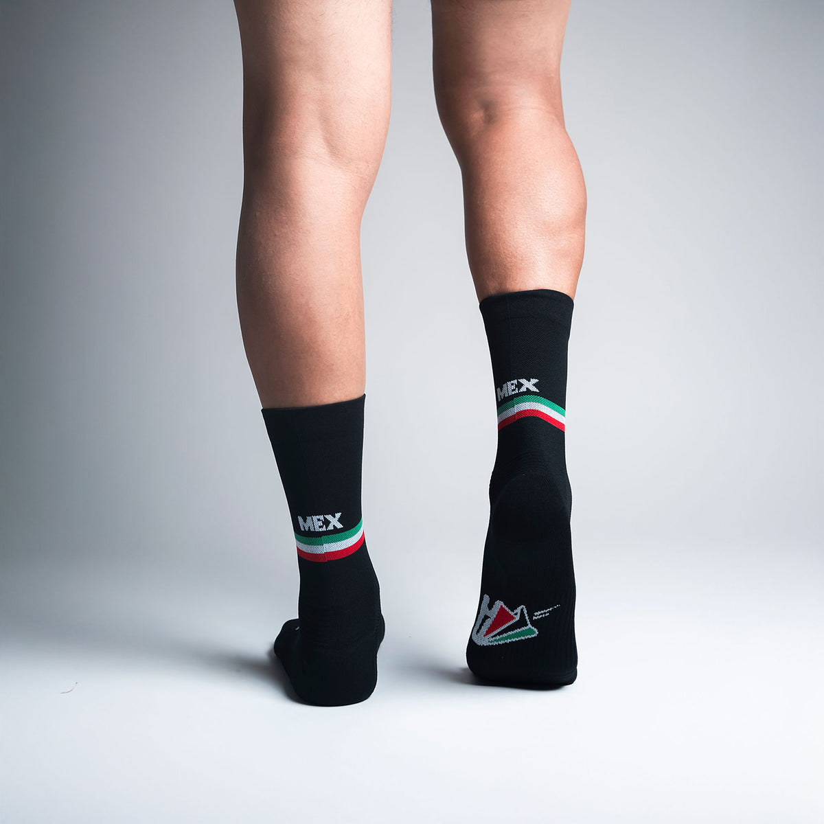 Calcetas Viva México Stripes Pro Performance para running, maratón y ciclismo. Con diseño técnico transpirable, compresión media y soporte en arco plantar, costura antiampollas.