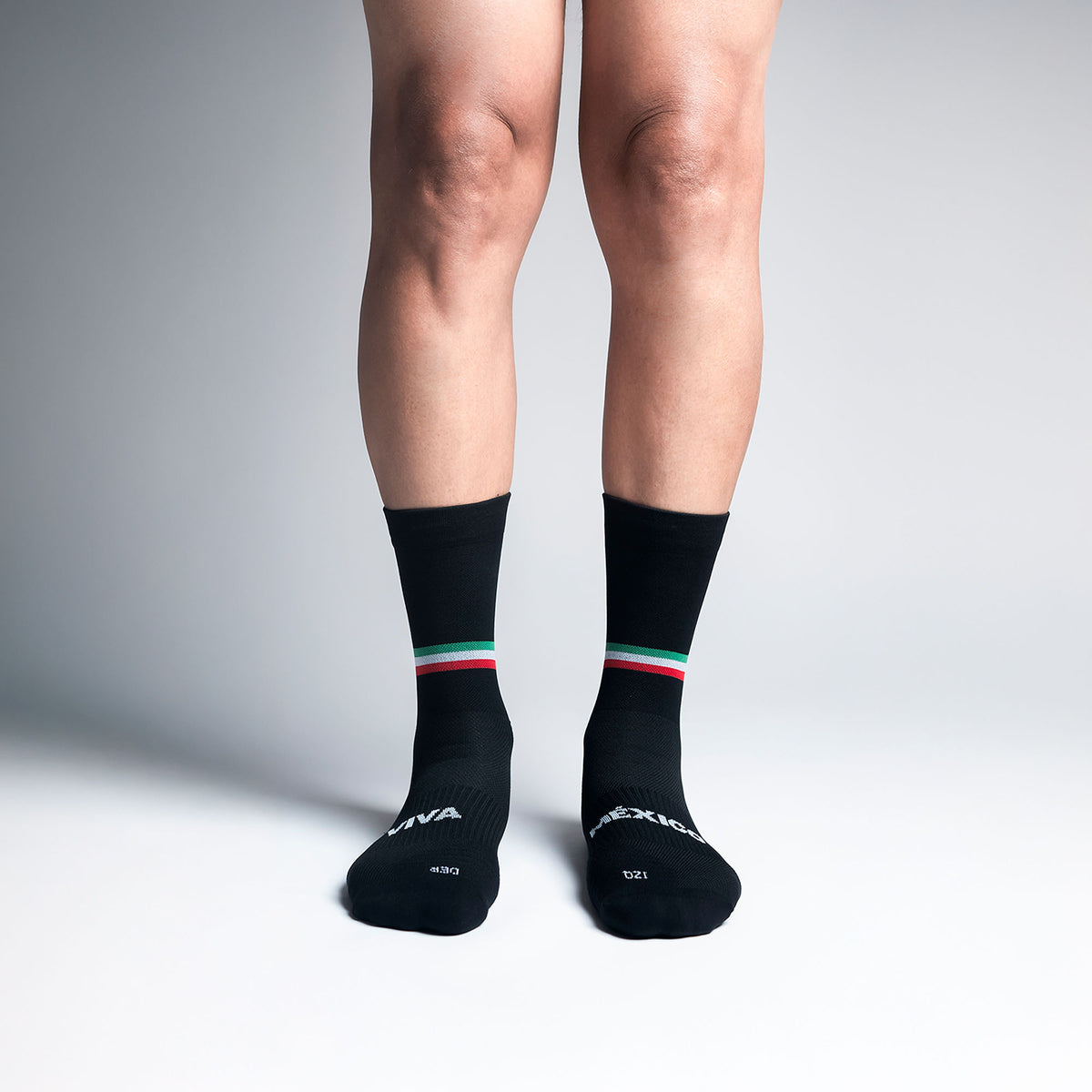 Calcetas Viva México Stripes Pro Performance para running, maratón y ciclismo. Con diseño técnico transpirable, compresión media y soporte en arco plantar, costura antiampollas.