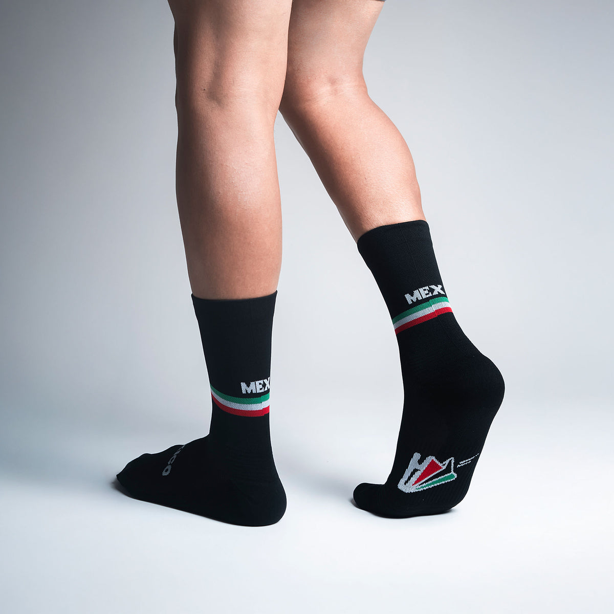 Calcetas Viva México Stripes Pro Performance para running, maratón y ciclismo. Con diseño técnico transpirable, compresión media y soporte en arco plantar, costura antiampollas.