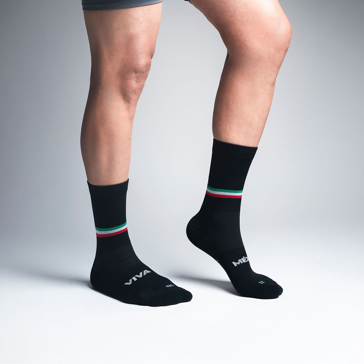 Calcetas Viva México Stripes Pro Performance para running, maratón y ciclismo. Con diseño técnico transpirable, compresión media y soporte en arco plantar, costura antiampollas.