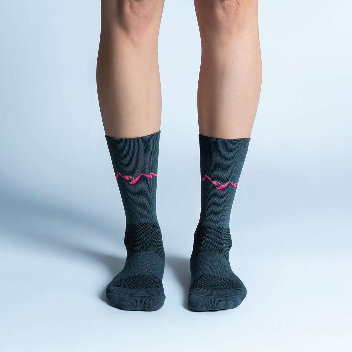 Calcetas Queen of the Mountain Max Cushion con diseño inspirado en México, tejido transpirable, soporte técnico y compresión ligera para running y entrenamiento.
